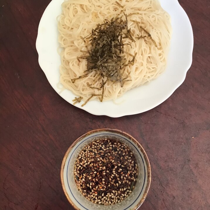 ピリ辛ゴマたぬき素麺。